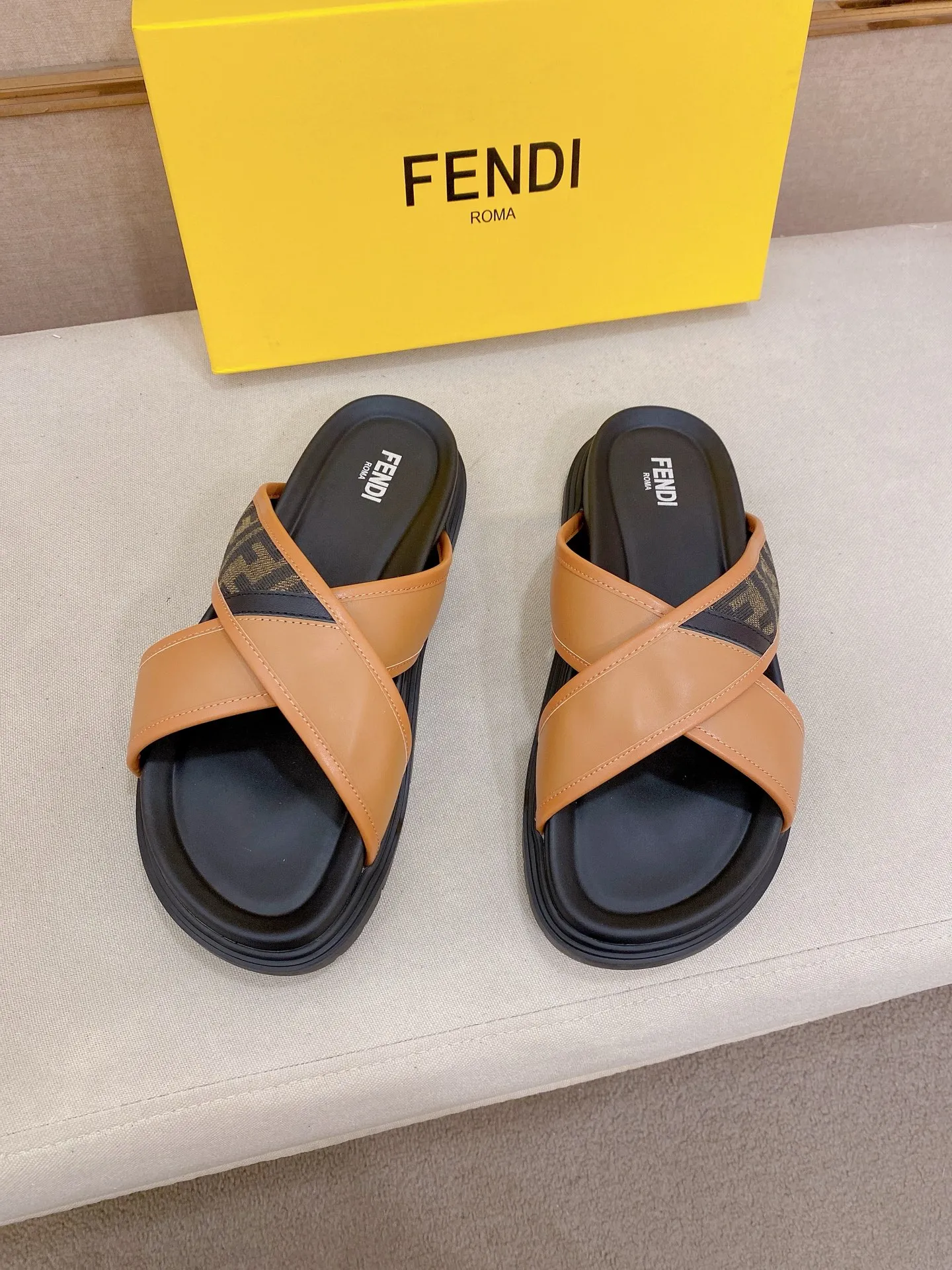 Factory price: 320💰 [Fendi Slippers] High-end brand of men's shoes, official website 1:1 latest masterpiece: original mold customization, the fabric is made of imported original materials, upgraded outsole, lighter and non-slip. The market's top quality, simple yet tasteful, a must-have for fashionistas, fashionable at your feet, full of confidence, the same style at the counter 👍The season of summer slippers is here. Code: 38-44 (45 is custom-made and cannot be returned or exchanged)